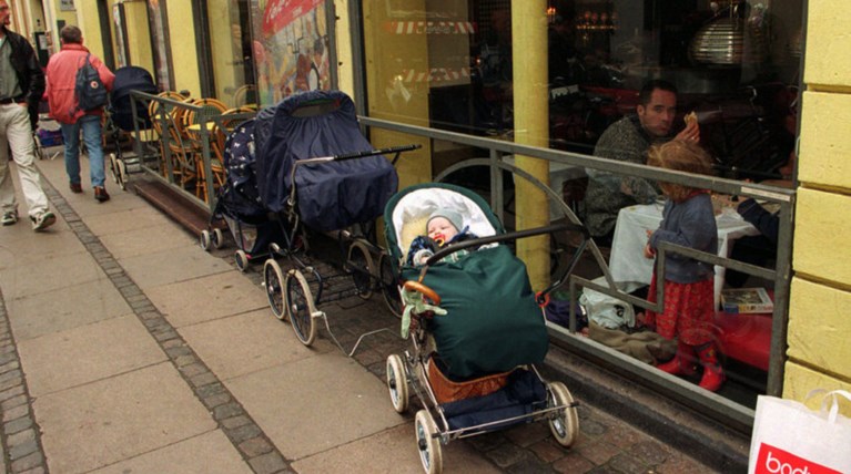 Γιατί οι Βόρειοι αφήνουν τα καρότσια με τα μωρά έξω στο πολικό κρύο;