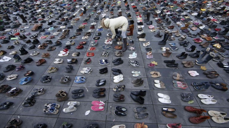 Οι ακτιβιστές κάλυψαν την Place de la Republique με... παπούτσια!
