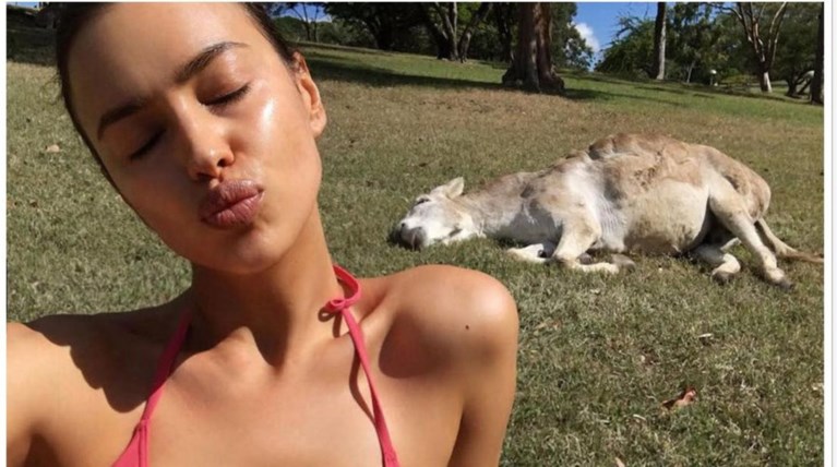 Η Ιρίνα Σάικ με μπικίνι και έναν ...γάιδαρο! (φωτό)