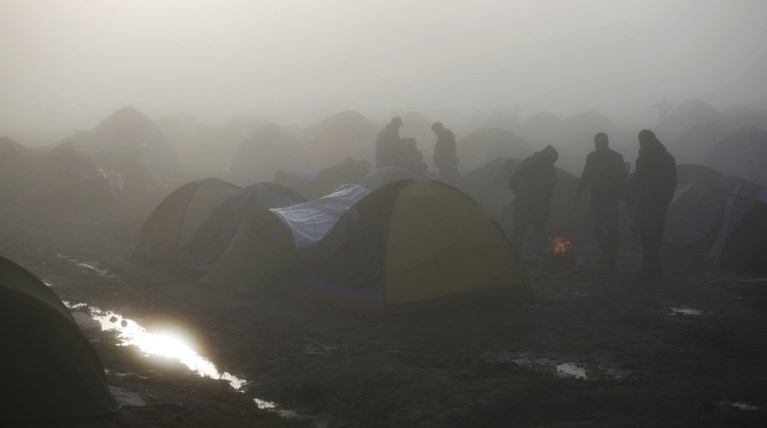 ΝΥ Times: Η χρεοκοπημένη χώρα που γίνεται φυλακή για πρόσφυγες