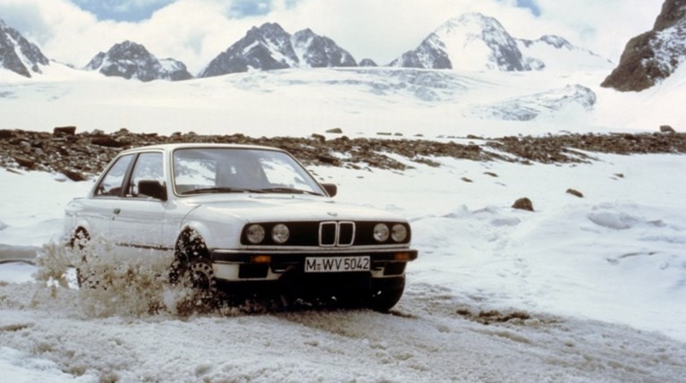 Δες πως η διάσημη για την πίσω κίνηση BMW άλλαξε την... τετρακίνηση!