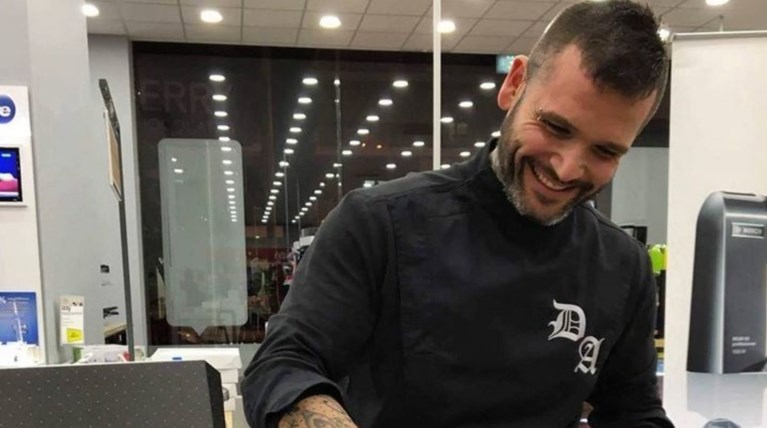 Εξαλλος με την κατακραυγή στο instagram ο Ελληνας σεφ με τα κόκκινα νύχια