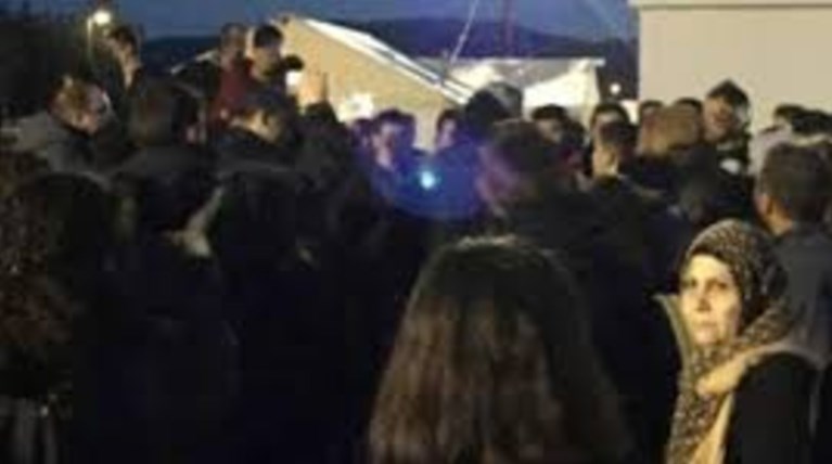 Ξεσηκώθηκαν στα Γιάννενα για τους πρόσφυγες-«έσπασαν» τα γραφεία του ΣΥΡΙΖΑ