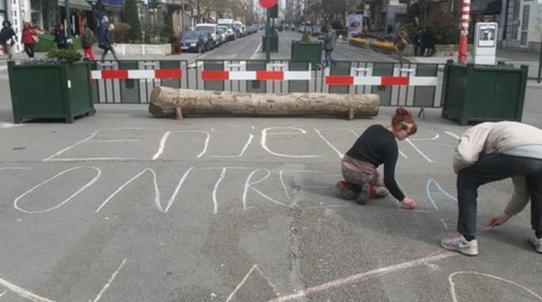 Βρυξέλλες: Στην άσφαλτο γράφουν με κιμωλία μηνύματα κατά τρομοκρατίας