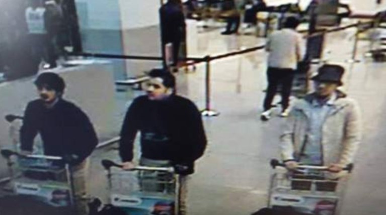 Ψάχνουν τον άνδρα με τα λευκά για το μακελειό στο αεροδρόμιο