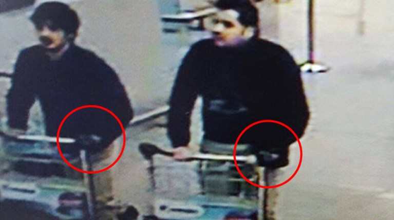 Τι κρύβουν τα μονά μαύρα γάντια των βομβιστών