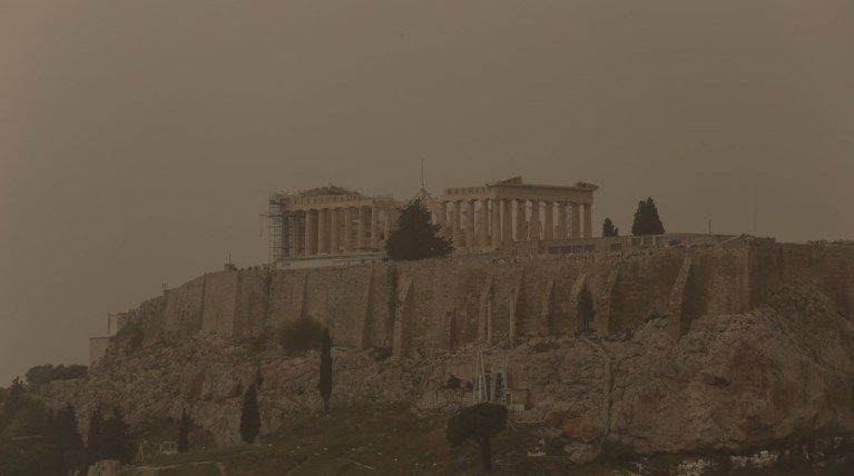 Απίστευτες εικόνες: Η σκόνη «έκρυψε» Ακρόπολη, Μπούρτζι και γέφυρα Ρίου