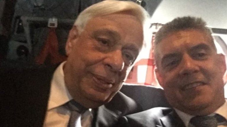 Η αναμνηστική selfie του Παυλόπουλου μέσα στο C-130