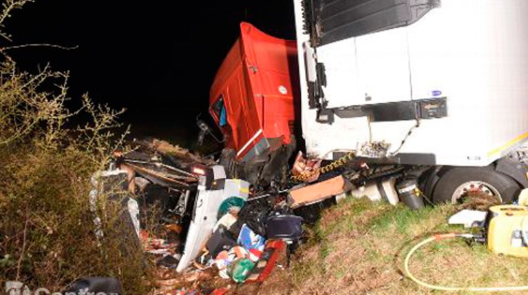 Δώδεκα νεκροί σε σύγκρουση minibus με φορτηγό στη Γαλλία