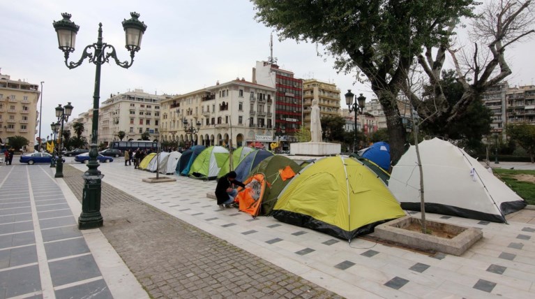 Πρόσφυγες & μετανάστες έκαναν την Αριστοτέλους κάμπινγκ