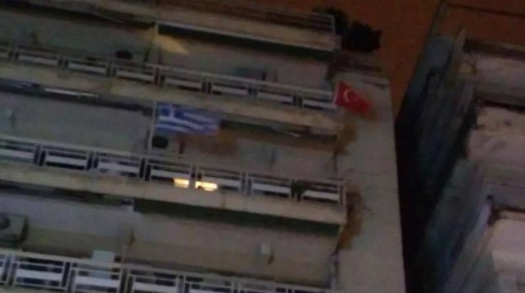 Θεσσαλονικός κρέμασε την Τουρκική σημαία στο μπαλκόνι του