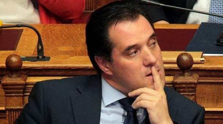 Ο Άδωνις αποκάλεσε «ανιστόρητο» και «ημιμαθή» τον Βαρουφάκη