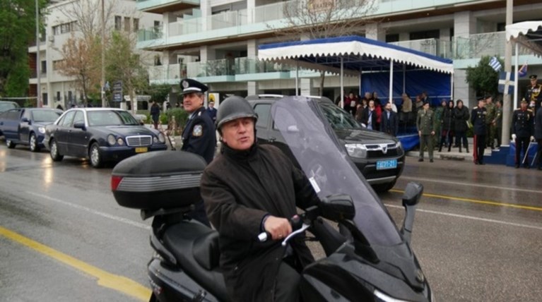 «Παρέλασε» και ο Ψωμιάδης με ...σκούτερ! (φωτό)