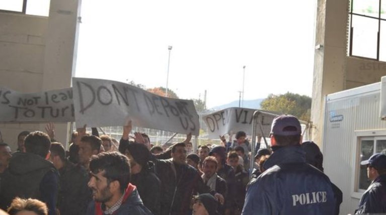«Θερμή» υποδοχή Τόσκα από πρόσφυγες στη Χίο (video)
