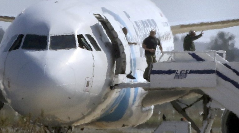 Εληξε η αεροπειρατεία:Παραδόθηκε ο αεροπειρατής, βγήκαν όλοι οι όμηροι