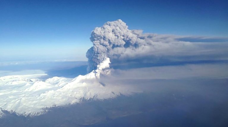 Εικόνες αποκάλυψης από την έκρηξη του ηφαιστείου Παβλόφ στην Αλάσκα