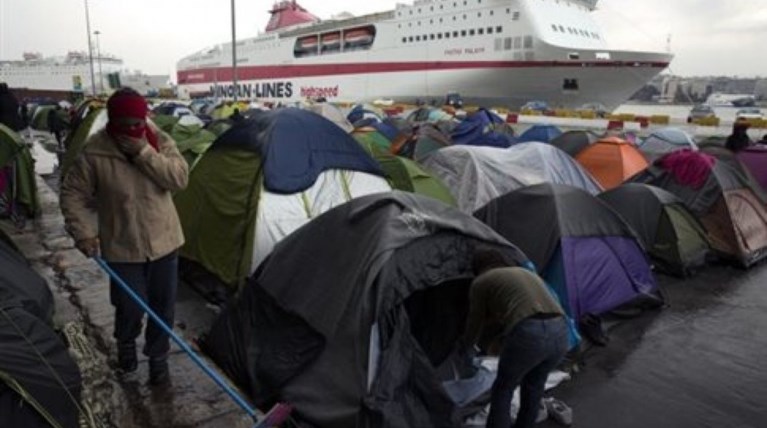 «Aσφυξία» στον Πειραιά, μαχαιρώματα στη Χίο, χάος στην Ειδομένη