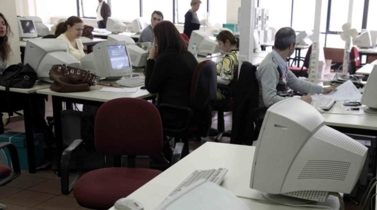 Σε φόρους και εισφορές το 60% του μισθού