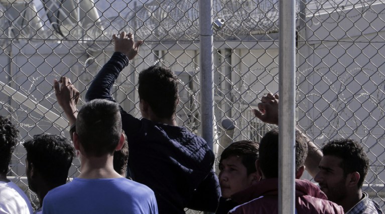Καταγγελία ΣΥΡΙΖΑ Λέσβου για μεταφορά ασθενών -μεταναστών με χειροπέδες