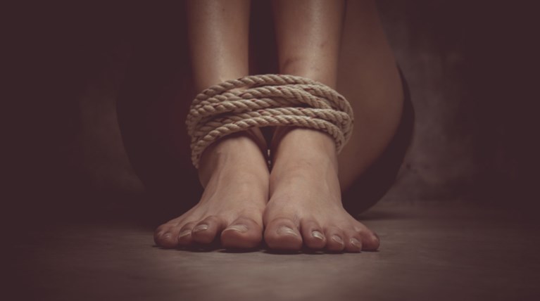 Βρετανός κρατούσε αιχμάλωτη τη σύζυγό του επί ενάμισι χρόνο