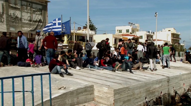 Δεν φεύγουν οι πρόσφυγες από το λιμάνι της Χίου