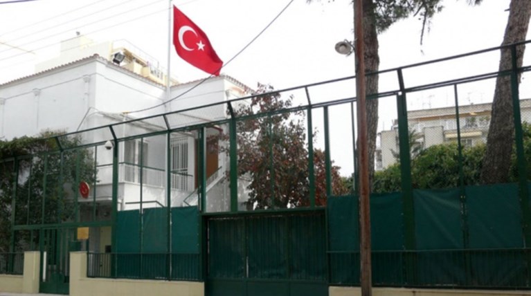 Βόμβες μολότοφ κατά ΜΑΤ στο τουρκικό προξενείο στη Θεσσαλονίκη