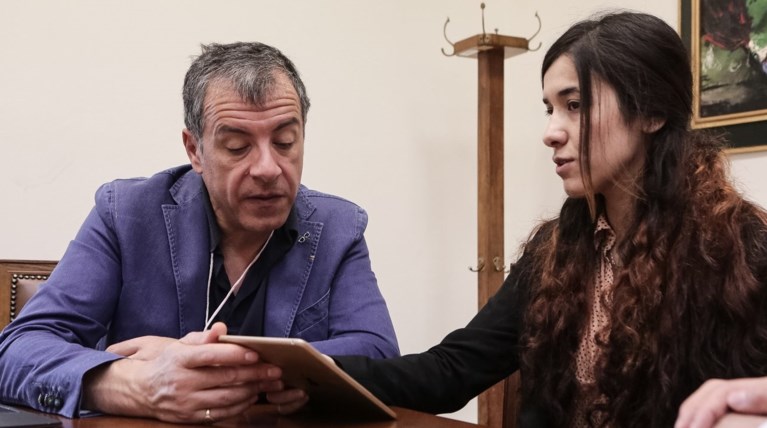 Η 21χρονη όμηρος του ISIS συναντά τον Σταύρο Θεοδωράκη