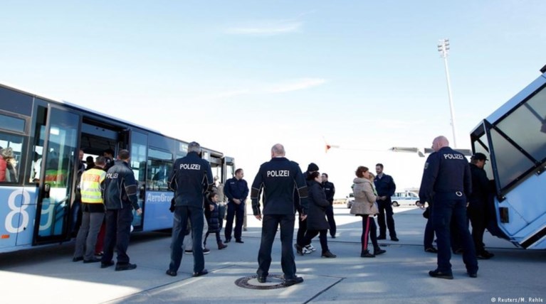 Στη Γερμανία έφτασαν αεροπορικώς οι πρώτοι πρόσφυγες από την Τουρκία