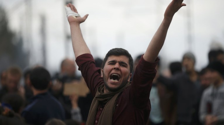 Χάος στον Πειραιά, λεηλασίες και μπλόκα στην Ειδομένη