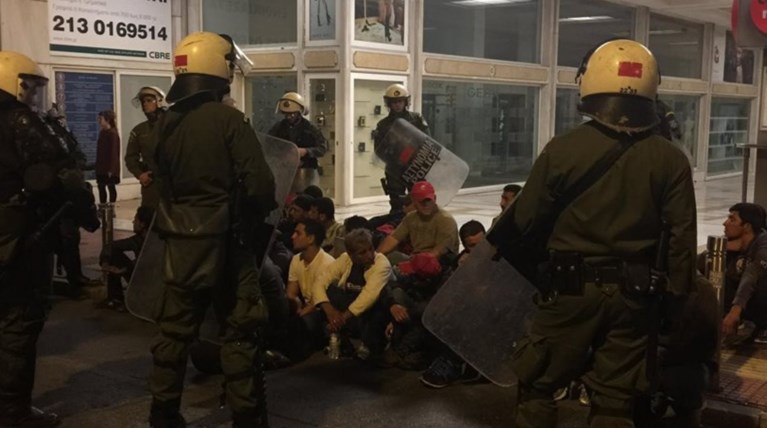 «Κλεφτοπόλεμος» με πρόσφυγες τη νύχτα στο κέντρο της Αθήνας