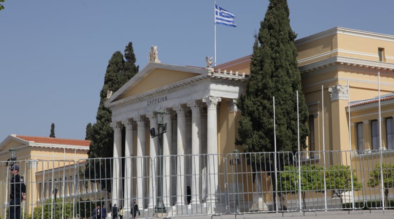 Επέστρεψαν... τα κάγκελα στο Ζάππειο για τη συμφωνία με την Cosco