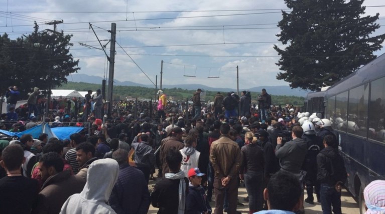 Νέα ένταση στα σύνορα - Εσπρωξαν βαγόνι προς τα ΜΑΤ