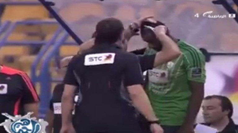 Κούρεψαν ποδοσφαιριστή στο γήπεδο λόγω... Ισλάμ!