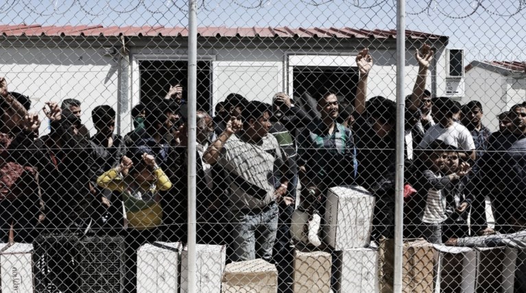 Ελεύθεροι από μέρα σε μέρα χιλιάδες πρόσφυγες