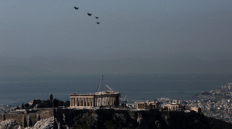 Τα αεροσκάφη του έσκισαν τον ουρανό πάνω από την Ακρόπολη: υπέροχες φωτό