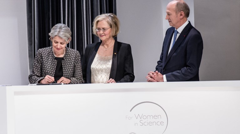Η L'Oréal  στηρίζει της γυναίκες επιστήμονες μαζί με την Unesco
