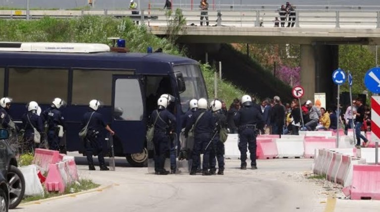 Εισβολή αντιεξουσιαστών στο Δημαρχείο Ιωαννίνων