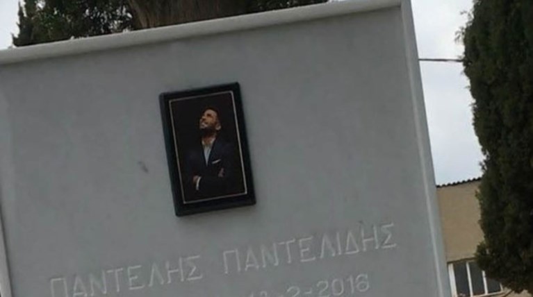Βεβήλωσαν τον τάφο του Παντελίδη, πήραν και τα λουλούδια!