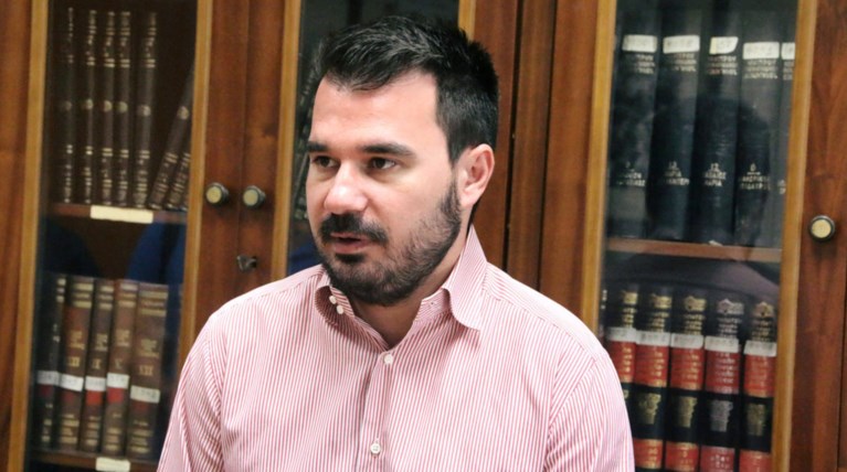 Ο Παπαμιμίκος απαντά στον Κυριάκο με ...Βασίλη Παπακωνσταντίνου