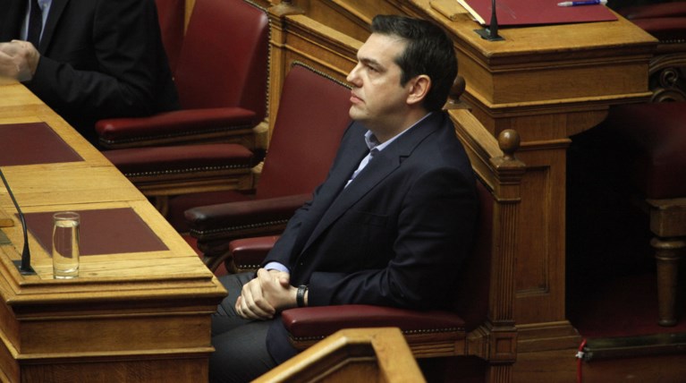 Σε άδεια έδρανα μιλά ο Αλέξης Τσίπρας στη Βουλή