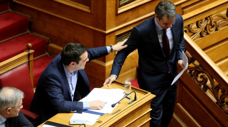 Τι είπαν «μυστικά» Τσίπρας και Μητσοτάκης στο έδρανο της Βουλής