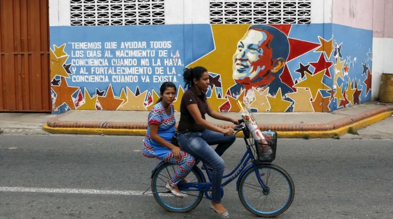 Ο Μαδούρο επέβαλε δελτίο και στο ρεύμα!