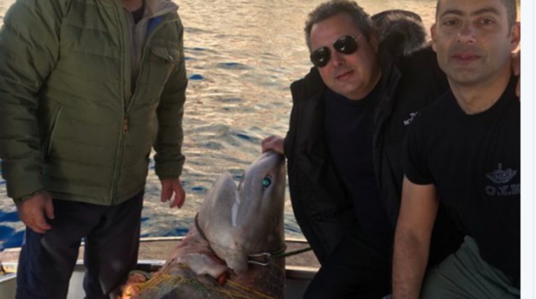 Ο Πάνος Καμμένος ήρθε στη Βουλή με έναν ροφό 19 κιλά