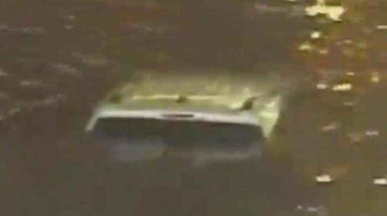 Βίντεο- σοκ: 25χρονη πνίγεται σε πλημμύρα ενώ οδηγεί