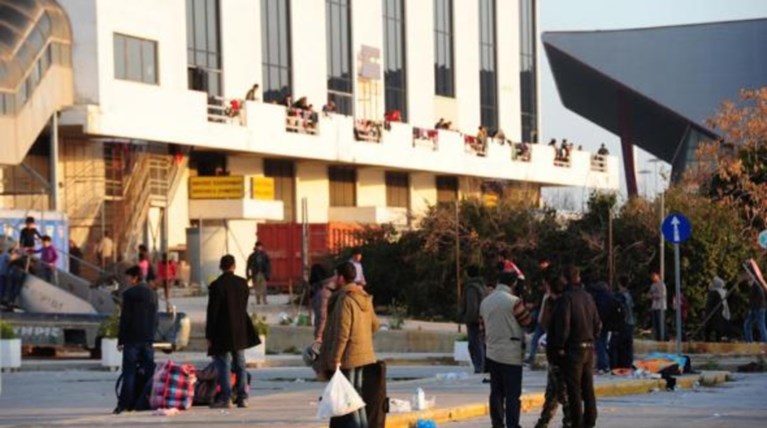 Μεταφέρουν πρόσφυγες από το Ελληνικό