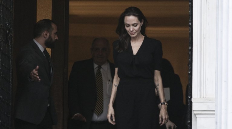 Η σκελετωμένη Τζολί ανησυχεί τον πατέρα της. Εκείνη δεν θέλει να τον ξέρει!