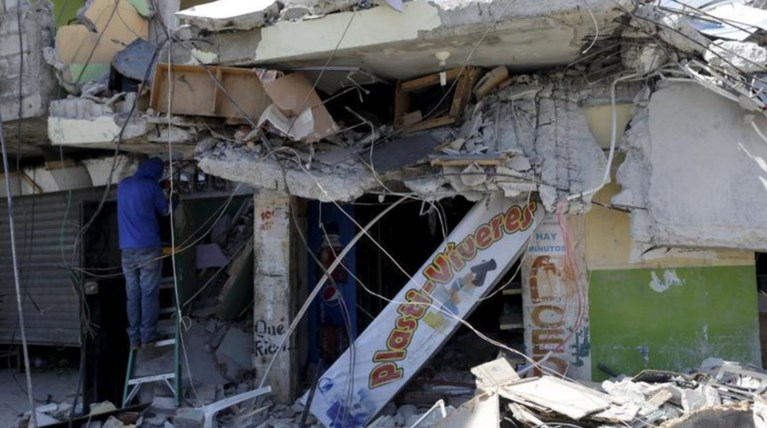 Τουλάχιστον 646 νεκροί από τον σεισμό 7,8 Ρίχτερ στον Ισημερινό