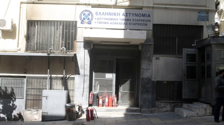 Επίθεση αντιεξουσιαστών στο ΑT Εξαρχείων με μολότωφ & βαριοπούλες