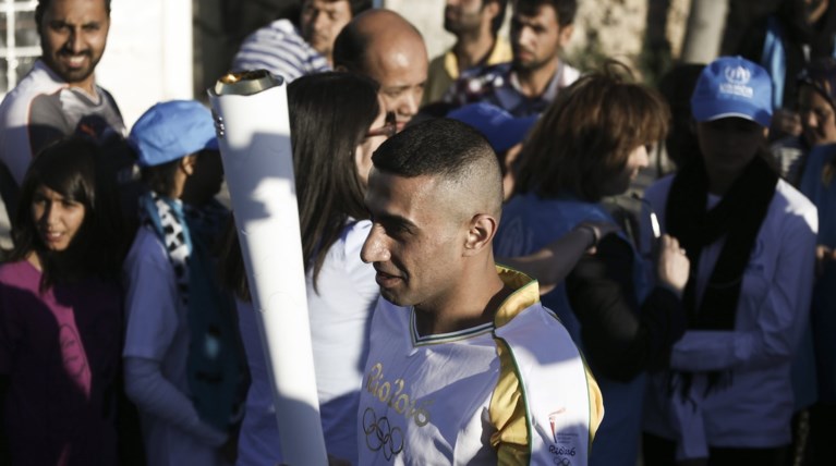 Συγκίνηση: Η Ολυμπιακή Φλόγα στα χέρια ενός πρόσφυγα