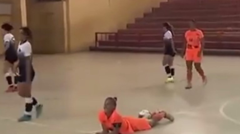 Σοκαριστικό χτύπημα σε γυναικείο ποδόσφαιρο - video